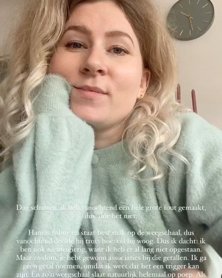 Een kleine greep uit mijn dm’s na mijn story over de weegschaal. De moraal van het verhaal:
Heel veel van ons hebben van jongs af aan meegekregen dat gewicht iets zegt over je gezondheid. Onze omgeving is bijna geconditioneerd om onze eigenwaarde af te laten hangen van dat getal op de weegschaal. Ik denk dat het aan ons is om die focus te verleggen naar goed voor onszelf zorgen, onze mentale gezondheid en hoe we ons voelen. De buitenkant en ons gewicht zegt helemaal niets over hoe gezond we van binnen zijn en laat je niet wijsmaken dat het wel iets zegt.
Hoe is jouw relatie met gewicht? En hoe is dat zo gegroeid?
#gezondheid #zelfzorg #gewicht