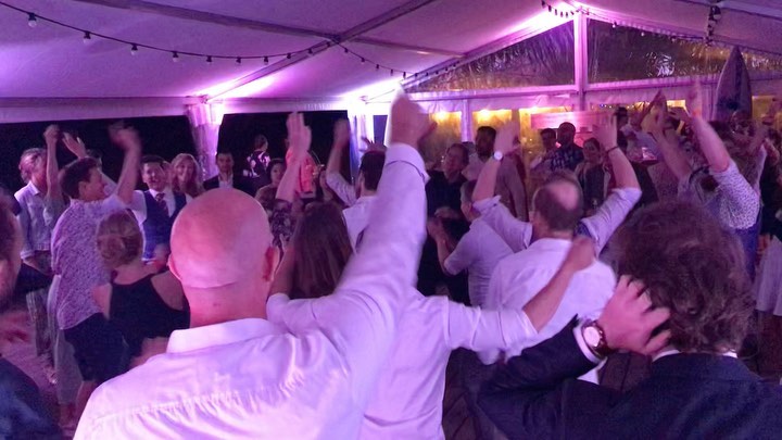Video’s of some of the weddings this year. We had some silent disco gigs (video 3), one with Lee Towers performing in between my sets (video 4), Boris on sax (5&6) and just lots of happiness ❤️. The next weeks are also full of postponed weddings, can’t wait 😊