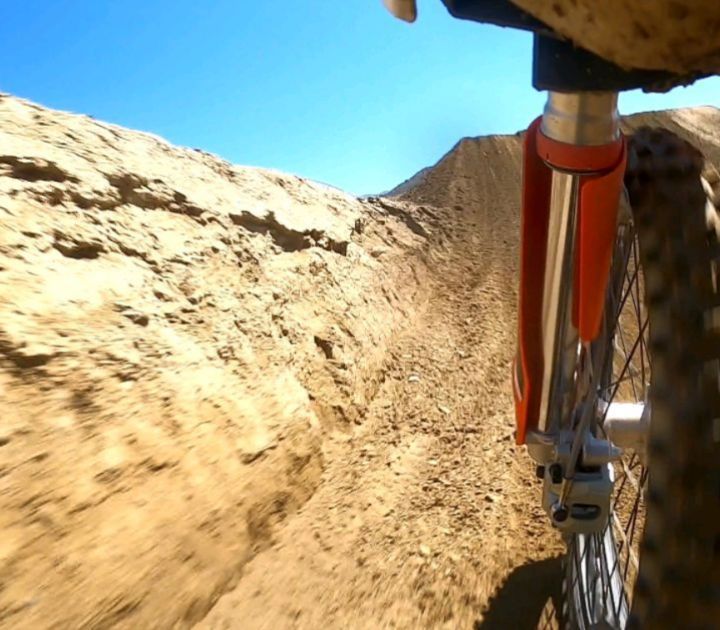 Never seen anyone launch the single that far. Full send all moto. @hollanrussell
@foxraceway
@gopro
#foxraceway #gopro #ktm #ktmusa #suspension #fullsend