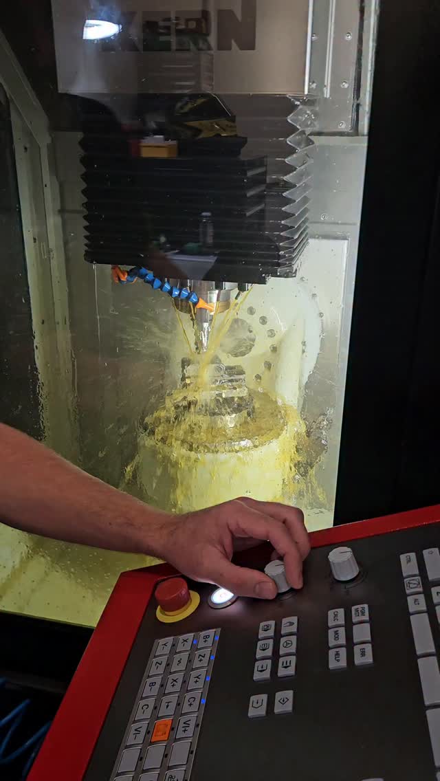 A 0.1mm ball mill under all that coolant, cutting high speed steel!
Most important bit, the hand on the feedrate knob.
@kernmicrotechnik @kernprecision