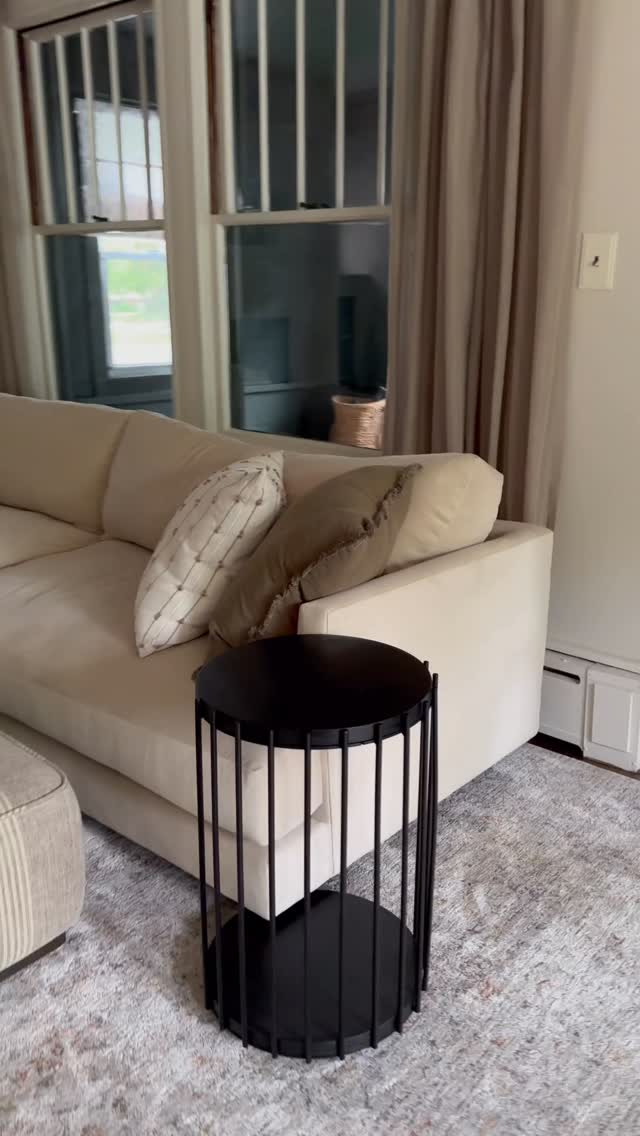Neutral living room magic š¤ Warm textures, soft layers, and timeless design.
#neutralhome #livingroominspo #quietluxury #cozyspaces #mixerofstyles