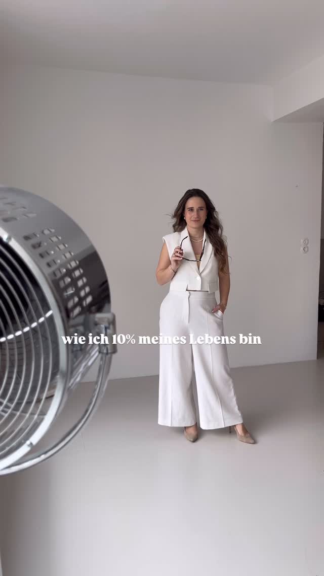 10% sex appeal, 90% Kasperl 🤡
oder einfach: sich selbst nicht zu ernst nehmen 🤭