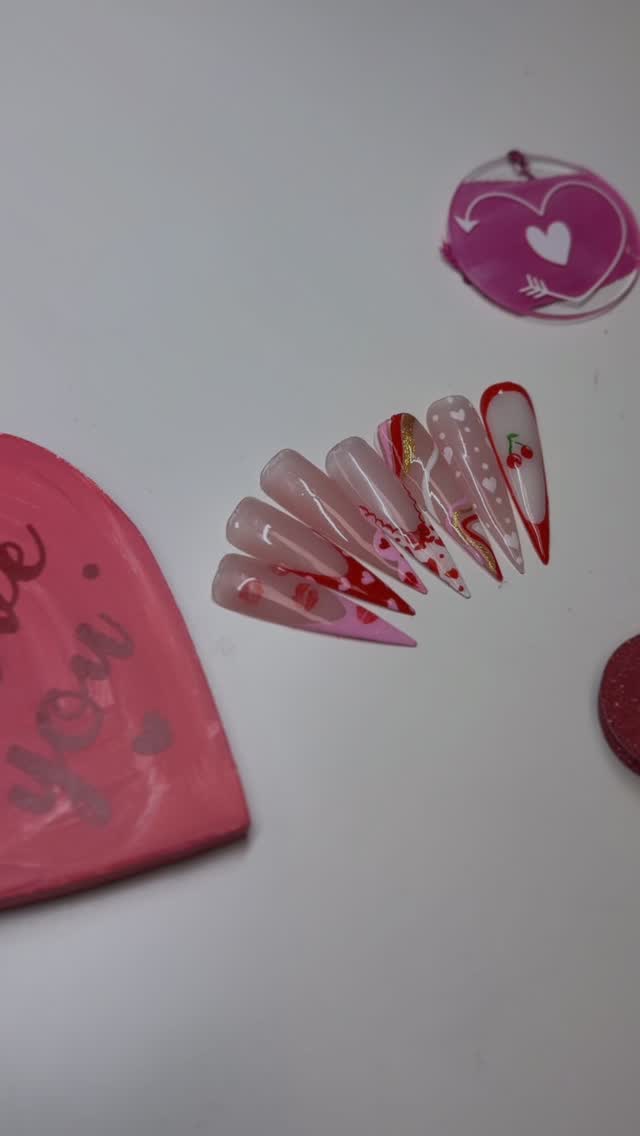 Tiny hearts, bold reds and a whole lotta #valentines vibes 🥰 Which #nailart design is your fave? 💖✨