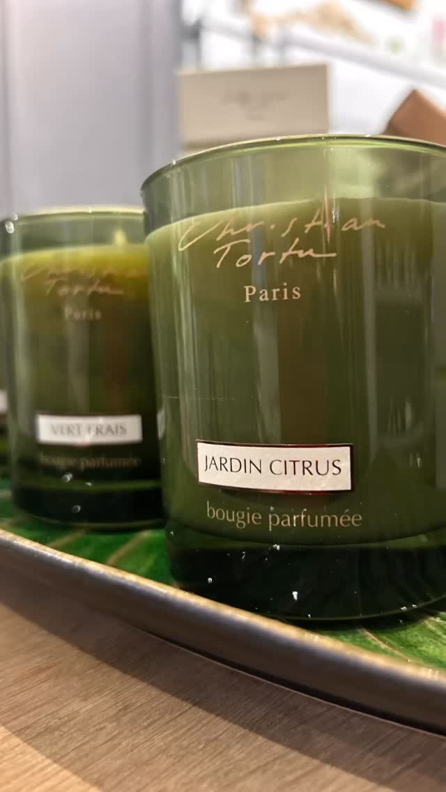 We are in love with @christian.tortu from the gorgeous ceramic leaves we can never get enough of and now… his candles! Oh yes! Wonderful little luxury to grace your home, 4 scents to discover this weekend. A bientôt!
#sevenoakslifestyle