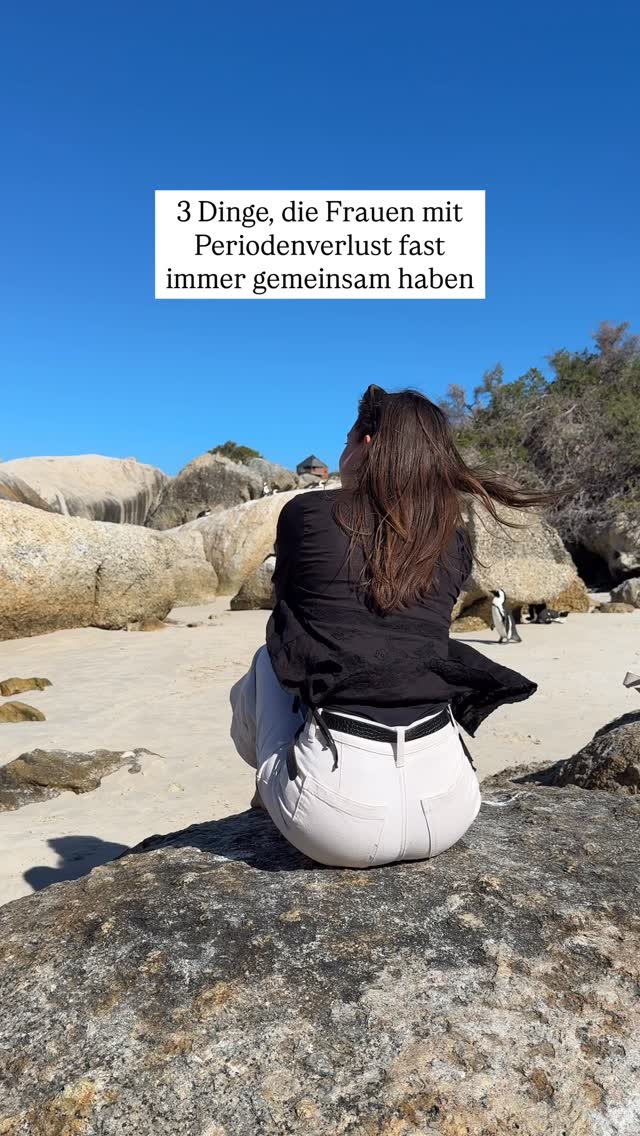 1. Der Körper nimmt eine Form von Stress wahr: Stress bedeutet hier nicht nur psychische Belastung.
Egal ob bei PCOS oder anderen Ursachen: Der Hypothalamus reagiert auf diese Signale und drosselt die Zyklussteuerung.
2. Die Energieverfügbarkeit ist aus Sicht des Körpers eingeschränkt
Auch das ist kein reines Ernährungsthema. Entscheidend ist: Nicht wie viel Energie vorhanden ist, sondern wie zuverlässig sie den Zellen zur Verfügung steht.
3. Die hormonelle Kommunikation zwischen Gehirn und Eierstöcken ist gestört
Das ist der gemeinsame Nenner aller Formen von Periodenverlust. Typisch sind eine unzuverlässige Follikelreifung sowie ein fehlender oder seltener Eisprung.
#periodenverlust #frauengesundheit #hormoncoaching #zyklusbewusstsein #zykluswissen
