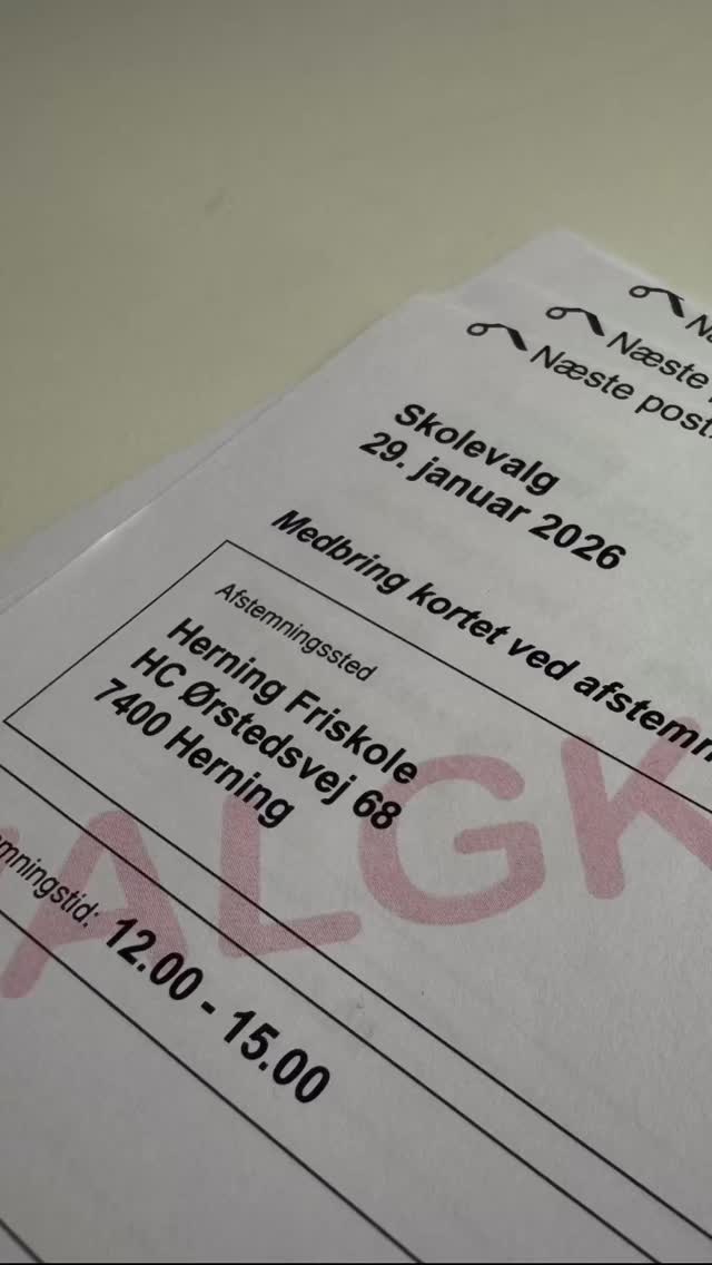 ❌ I ÅR ER DET VALGÅR ❌
Folketingsvalget for de voksne kender kun @mette Frederiksen datoen for endnu - men #Skolevalg 2026 for landets skoleelever i 8., 9. og 10. klasse var i dag - og vores elever var selvfølgelig ved stemmeurnerne 😃
Siden Skolevalget blev udskrevet søndag den 11. januar har vores ældste elever arbejdet med politiske mærkesager og øvet sig i at argumentere.
I dag havde vi så debatter med ungdomspartierne, der stillede op med hver deres bannere og politiske dagsordener.
Eleverne fik herefter udleveret valgkort og stemmesedler og satte deres kryds ❌ ved det parti, de var mest enige med. Helt som når vi fejrer demokratiets festdag ved #Folketingsvalg 🇩🇰
Sammen med vores unge mennesker deltog omkring 70.000 elever fra skoler i hele Danmark, og da landsresultatet var klar, stod Danmarks Socialdemokratiske Ungdom med flest stemmer. Tillykke til dem 🎉
Det bliver spændende at se, om Skolevalget viser, hvordan Folketingsvalget ender…
Det får vi at se.
Når det engang kommer 😃
#Skolevalg2026 #HerningFriskole #etgodtstedatlæreværeogvokse