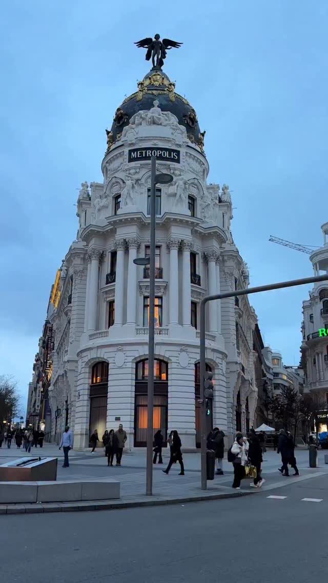 Hoy hemos trabajado la larga exposición en plena Gran Vía.
Mientras los coches pasaban, hemos dejado que el tiempo hiciera su trabajo: los faros se convierten en haces de luz, en líneas que dibujan el ritmo de la ciudad.
Uno de los protagonistas es el Edificio Metrópolis, uno de los iconos más reconocibles de Madrid. Fijo, sólido, casi inmóvil… frente al movimiento constante del tráfico.
La larga exposición nos permite justamente eso: contraponer lo que permanece con lo que fluye, transformar el caos en estructura y convertir el ruido visual en una imagen limpia y narrativa.
Este tipo de ejercicios ayudan a entender que la fotografía no solo congela instantes, también puede acumular tiempo, contar lo que pasa entre un segundo y otro.
Madrid se mueve, la ciudad respira… y la cámara lo interpreta.
#madrid #tipsdefotografia #clasesdefotografia #fotoscreativas #tutorialfotografia