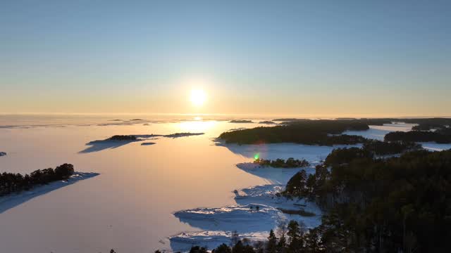 Uusi lelu saapui tänään postissa 😌
Ja pakkohan sitä oli lähteä heti kokeilemaan – ihan vain varmistaakseen, että kaikki toimii 😉
Tässä muutama makupala siitä, mitä linssiin osui.
Ja täytyy sanoa: jäät ovat muuttuneet nopeasti.
Jäätä silmänkantamattomiin – hiljaista, vahvaa ja vaikuttavan kaunista.
Saaristo näyttää parastaan, myös keskellä talvea.
#SeaSport #Pellinge #Pellinki #PorvoonSaaristo #DroneView