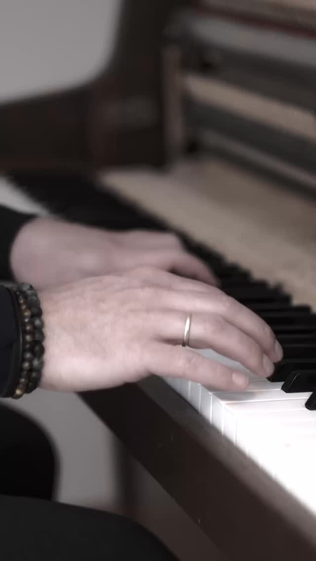 i try to play soft so you can turn up the volume; best with headphones
a fable #praam #calm #piano #pianist #satisfying
🎥@bimtenschop