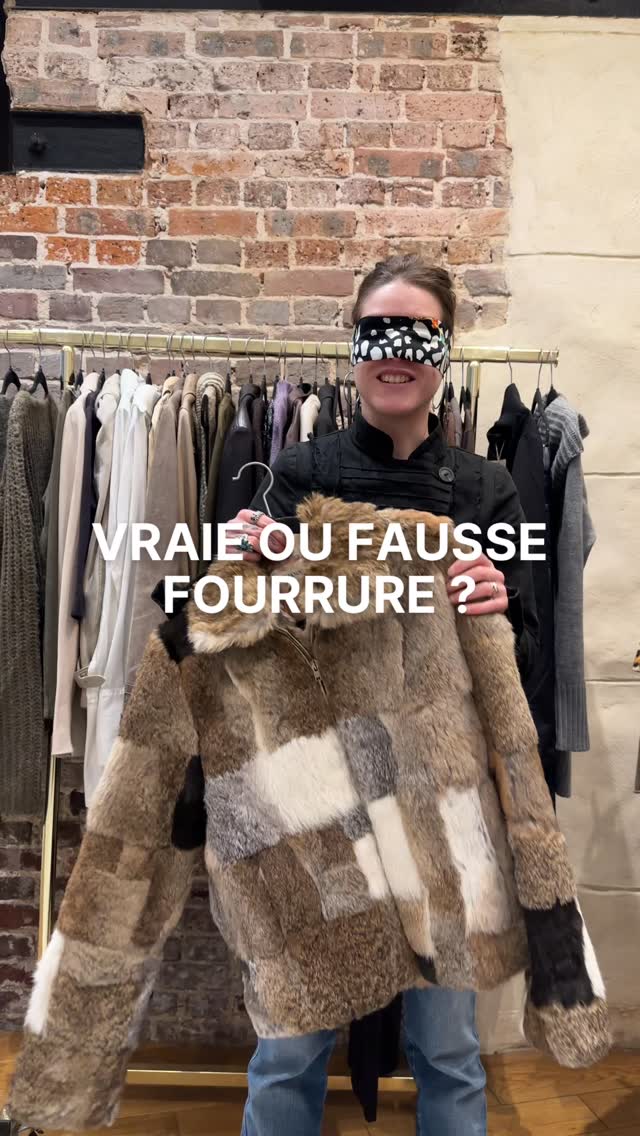 VRAIE OU FAUSSE FOURRURE ?
On a mis au défi Morgane de réussir à deviner les yeux bandés si la pièce qu’on lui donnait était une vraie fourrure ou une fausse.
(Spoiler alert : elle est beaucoup trop forte 🫢).
boutique vintage paris parisian vintage shop thrift shop paris friperie paris boutique de seconde-main parisian secondhand shop real fur manteaux fausse fourrure