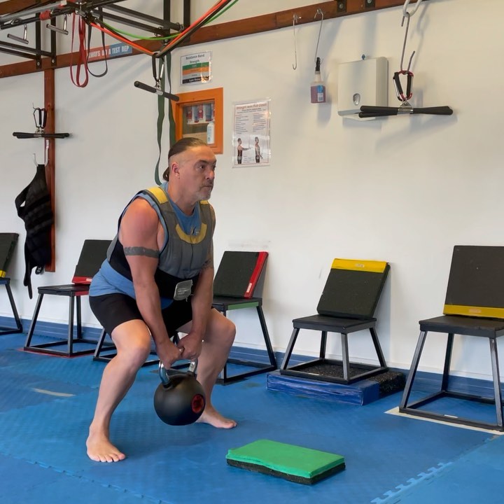 Legs @tfmcairns Weighted vest kettle bell squats followed by mini band chair squats. Paul is focusing on technique and speed of execution. #squats #strengthtraining #metabolism #fitness #cairns #workout #motivation #cairnsfitness #australia #personaltrainer