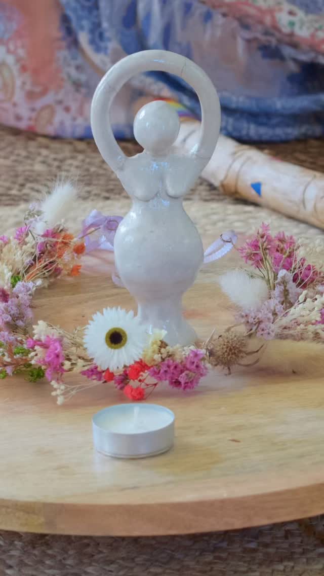 🕯️ Cercle de Imbolc 🕯️
A Imbolc, nous sommes au milieu de l’hiver, la terre se réveille doucement, quelques fleurs et bourgeons commencent à apparaitre, indiquant qu’il est temps de préparer les champs pour la prochaine saison des semailles. Commençons à faire le point sur ce que nous avons appris durant les quelques semaines d’introspection que nous a offert l’hiver, et à faire les premières ébauches de nos futurs projets. Il est aussi de coutume de manger des crêpes, rondes et jaunes comme le soleil.
L’espoir revient!
Dimanche 1er Février
14h
21€
À St Christoly de Blaye (Gironde)
#cercledefemmes #imbolc