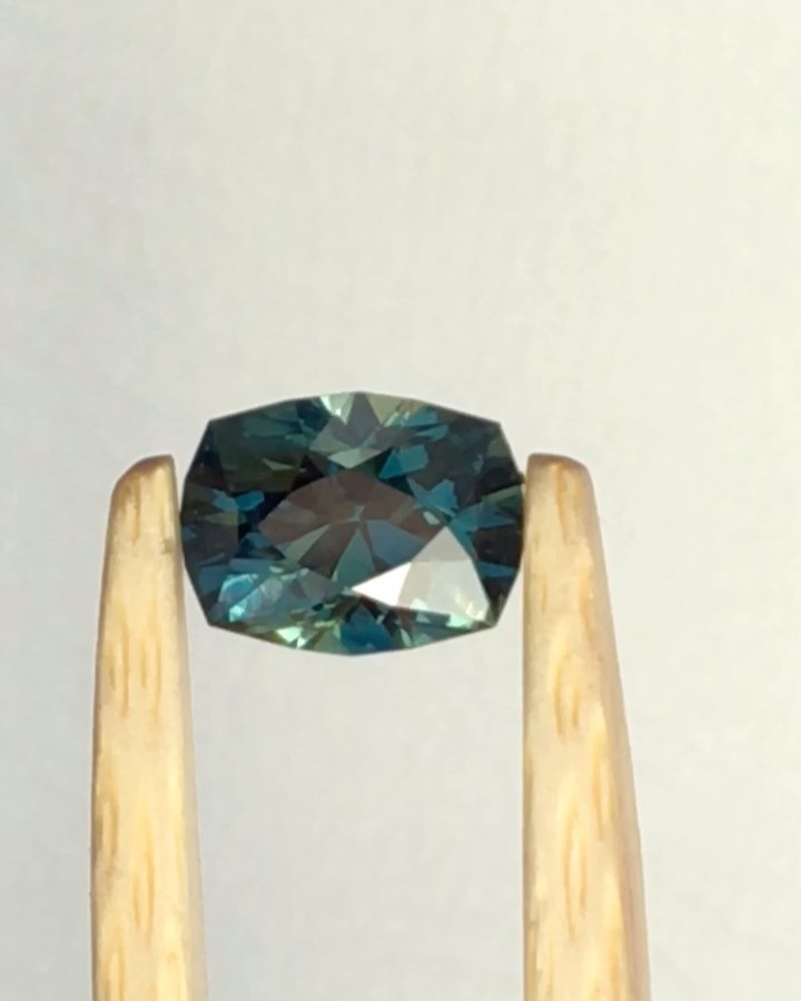 Saphir d’Auvergne (France 🇫🇷). Saphir Teal, taille coussin rectangle 1,04ct, dimensions : 6,25x 4,79mm. Taille de précision. Naturel, non chauffé, non traité. French sapphire 🇫🇷 from Auvergne. Cushion 1,04ct 6,25 x 4,79mm. Precision cut. Natural, unheated, untreated.
#saphir #saphirdefrance #saphirdauvergne #frenchsapphire #finegems #exceptionalgemstones #teal #tealsapphire #bluesapphire #naturalgemstone #ethicalgemstone #ethicallymined #naturalsapphire #unheatedsapphire #saphirnaturel #pierresethiques #joaillerieethique
#sapphire #gemme #cuttinggemstones #precisioncut #ethicaljewelry #highjewelry #jewelrydesign #statementjewelry #hautejoaillerie #minetomarket #jewelrydesigner #jewelryblogger #gemstonetraceability
