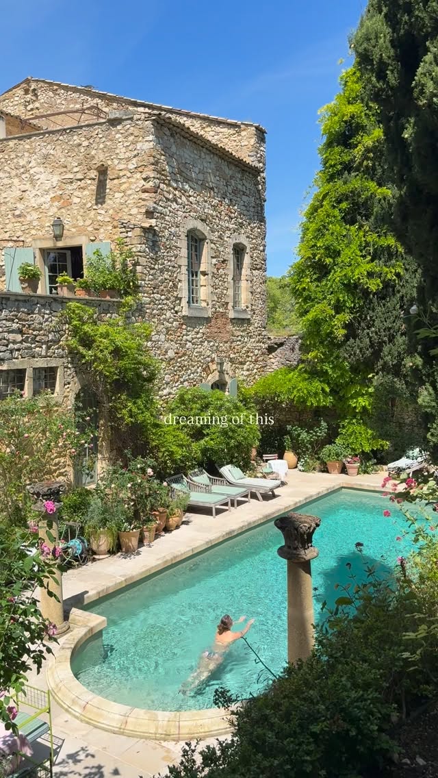 dreaming of this moments 🌸🍃 @chateaustvictorlacoste
.
.
#provencefrance #igfrance #alpilles #château #lavieenrose