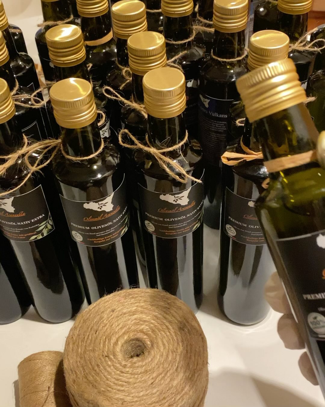 Die super-frische Ernte Bio 🫒 Olivenöl Aranzulla das Original ist da! Die neuen Flaschen bieten jetzt mehr Schutz vor UV Licht. Somit bleiben die wertvollen Nährwerte länger erhalten. Wie finden ihr die neue Flasche ? Habt ihr mein Öl noch nicht probiert ? Bestellt doch einfach eine Flasche und überzeugt euch vom Geschmack 🙂
Falls es euch nicht schmeckt ,kriegt ihr euer Geld zurück. Viel Spaß und frohe Weihnachten an alle 🎅
#olivenöl#extravergine#olivenoelaranzulla#bio#naturprodukt