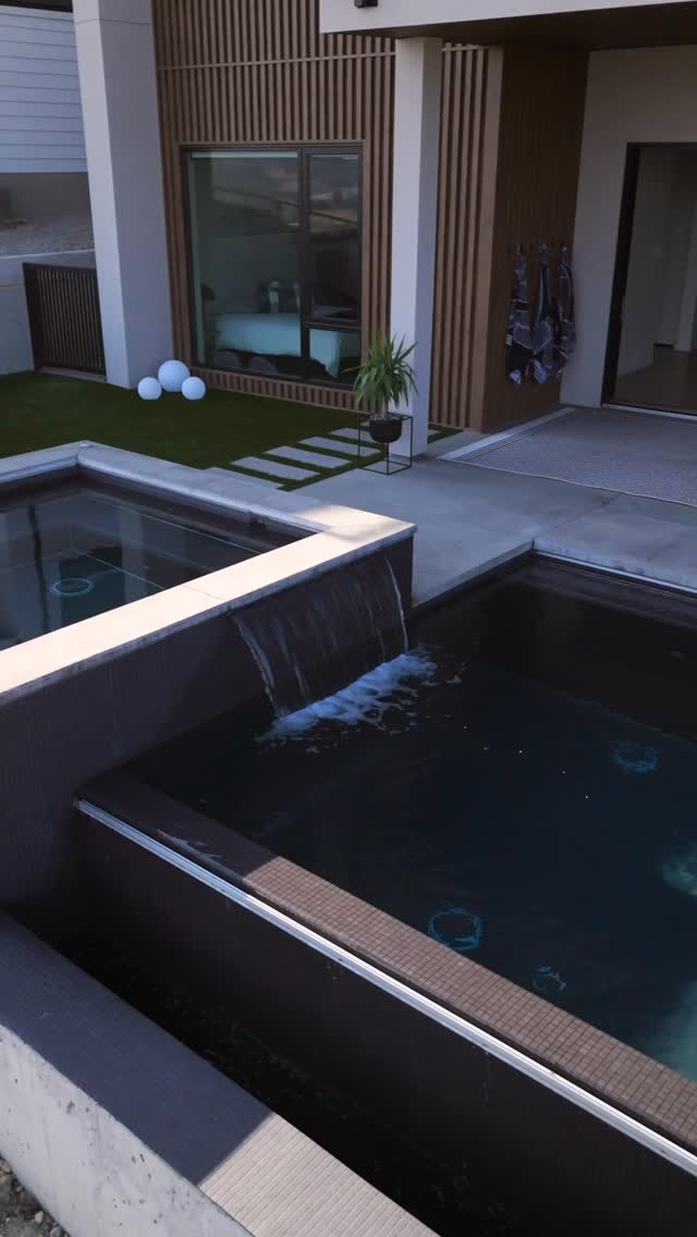 Infinity edge. Water feature. Integrated spa. Emslie project done right❗️
📲 Contact us today to get started on your project
(844) 562-5362
#Poolhouse #LuxuryPools #KelownaPoolBuilder #OkanaganLiving #Reels