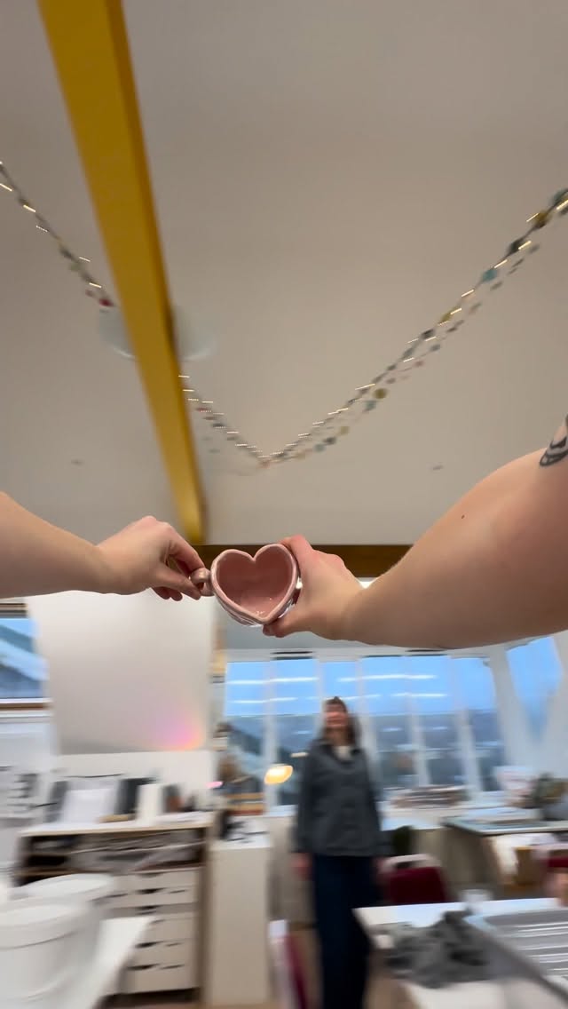 ✨our valentine special @electricbearcub is going to be the cutestttttttt, making handbuilt love heart shaped mug (or whatever you like) then choose from our 3 glaze colours✨
✨SATURDAY 14TH FEB, 12~2PM✨
✨share the love this v day and make some ❤️ mugs✨
✨tag your beloved. Tickets on @say.yuup ✨