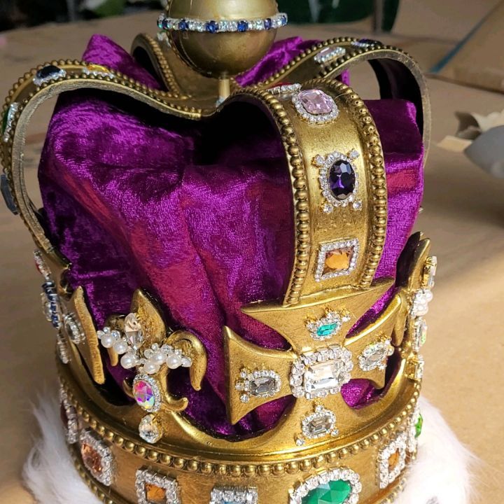 At one point, I counted the exact number of gemstones I stuck individually one-by-one onto this replica of St Edwards Crown, but I've forgotten and have no intention of counting them again from the photos I have 😂
#costumeprop #costumemaker #StEdwardsCrown #theatrecostume #costume #propmaker