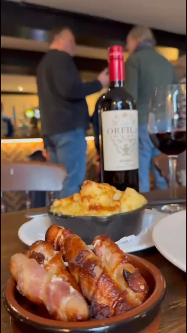 There’s nothing like a Sunday roast when all the sides are lined up and the gravy keeps coming❤️ #harveysbrewery #roastdinner #chipstead #kent #pub