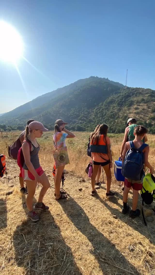 Mákemáke CIT Camp 2026:
Our 100% screen-free leadership camp for 14–17 year olds was built around responsibility, connection, and meaningful friendship. Teens stepped into leadership through personal and group challenges, learned to work as a team, supported one another, and grew together.
Their days were filled with time in nature — hiking (including night hikes), kayaking, learning about the bosque esclerófilo, cooking their own meals, baking blueberry pies, doing the dishes, and caring for their shared space. There was also time to slow down: deeper reflection activities, arts and crafts, swinging in hammocks, shared laughter, and plenty of silliness along the way.
In these everyday and intentional moments, confidence grew, leadership emerged, and friendships formed that truly mattered.
✨ A new leadership camp starts today, and we can’t wait to do it all again.
#LeadershipInAction #Friendship #CITCamp #Reflection #NatureBasedLearning ScreenFree Mákemáke