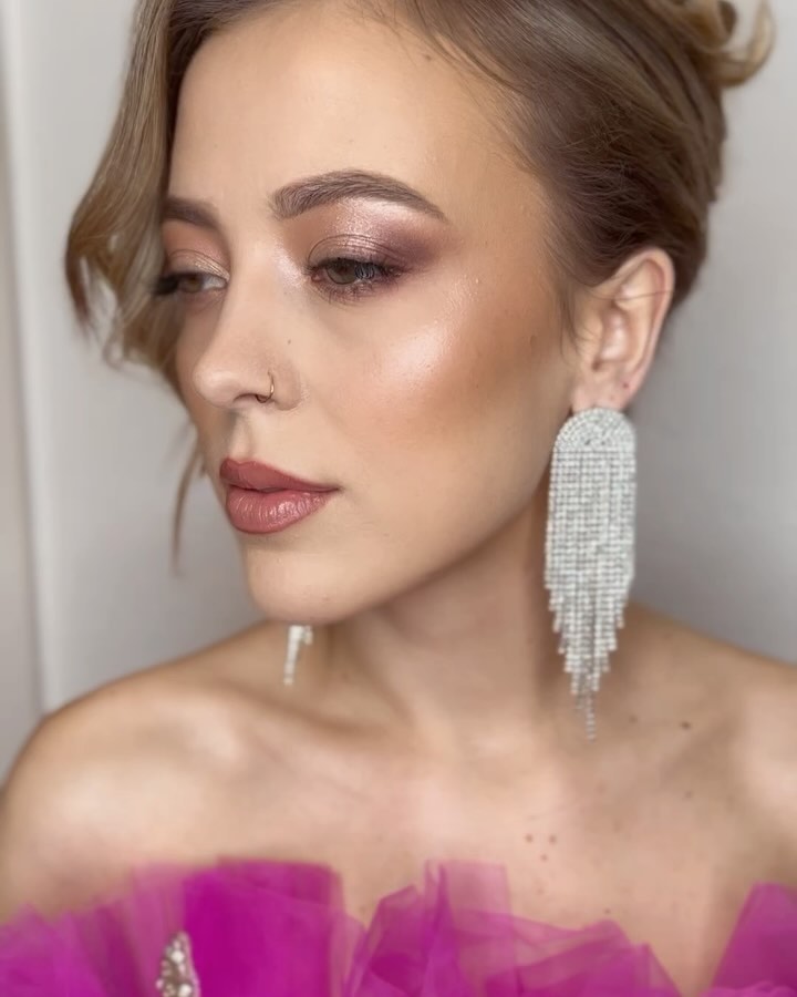 The look created by me for the gorgeous @zoe.fahl inspired by the amazing dress created by @margoconcept !
Swipe ➡️ to see the amazing picture captured by @jessicagrieder_fotografie !
#makeupartist #andreapalko #andreapalkomakeupartist #swissmakeupartist #switzerland🇨🇭 #baselmakeupartist #zurichmakeupartist #swissbeauty #makeupartistsinswitzerland #valentinesmakeup #valentinesmakeuplook #visartezürich #visartebasel