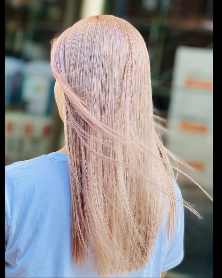 Was denkst Du, wenn Du liest, wie die Farbrichtung heißt? Was empfindest Du, wenn Du die Farbe auf den Bildern siehst?
Hier haben wir einen Hell-hellblond/Rot/Violette zum Farbveredeln genommen!
#wirschneidendortmund
#ctmstr #cutmasterdortmund #friseurdortmund #curtainbangs #longhair #glynt #hair #haircolor #hairdresser #beauty #wow #dortmund #phönixsee #frisuren #hairstylist #blondehair #frisur #style #happy #love #fashion #frisurentrends #haircut #frisurenideen #schön #haare