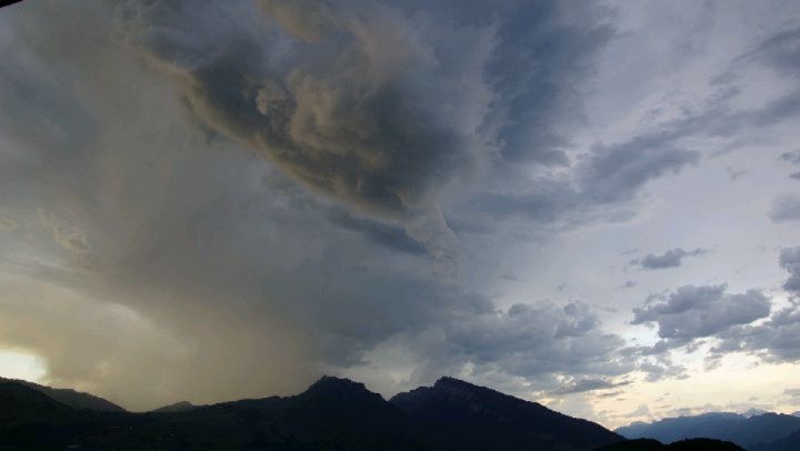 3.7.22: Gewitter im Aufzug
#gewitter #wetter #wetterzeichen #schauer #zeitraffer #thunersee #niederhorn #zeitraffer