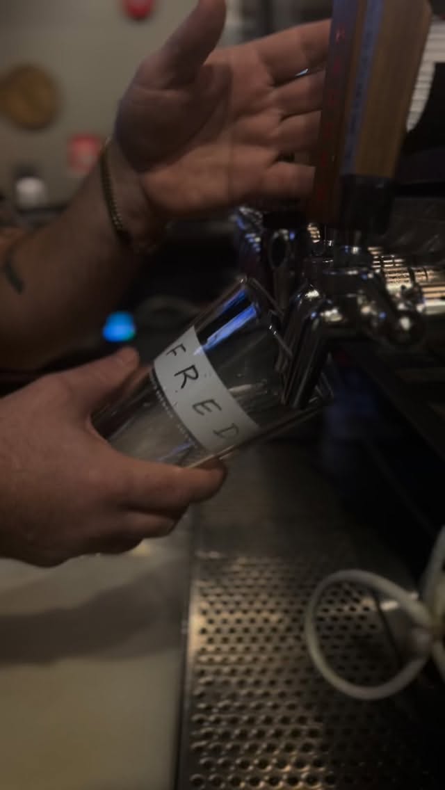 NEW BEER ALERT❗️❗️❗️
The new Polinator beer is now on tap.
Different from our last Polinator so make sure you come down to Freddy’s to give it a try!!
#kelowna #beerlover