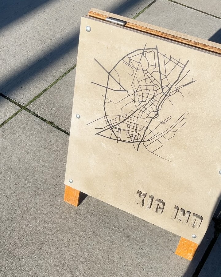 Så har vi POP-UP på Ø igen, og denne gang med flere skulpturer og nye malerier og flere eksempler på bæredygtige alternativer🌟♻️
Håber i har lyst til at kigge forbi til en snak om alle de muligheder der er med personlige gaver.
Åbent til 20 i dag, og 10-16 i morgen, søndag.
Adresse:
Irma Pedersens Gade 226,
8000 Århus C @tinywindow.dk @gentaenk @gallerifisker
#personligegaver #skulptur #betonkugler #malerier #lasercut #genanvendtematerialer #råindretning #bestillingsopgaver #unika