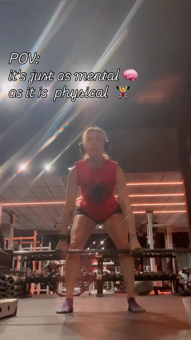 Whether it's yoga, running, lifting, climbing, cycling...movement is, and always will be the best way to preserve and protect your mental health. Not able to run rn, not able to do yoga, can't lift heavy, so instead of excuses I improvise, I modify, I find a way to make it work without making it worse. Sure it might not be as intense or interesting but movement is movement and sometimes that is the best you can do. 💪🏻 💥