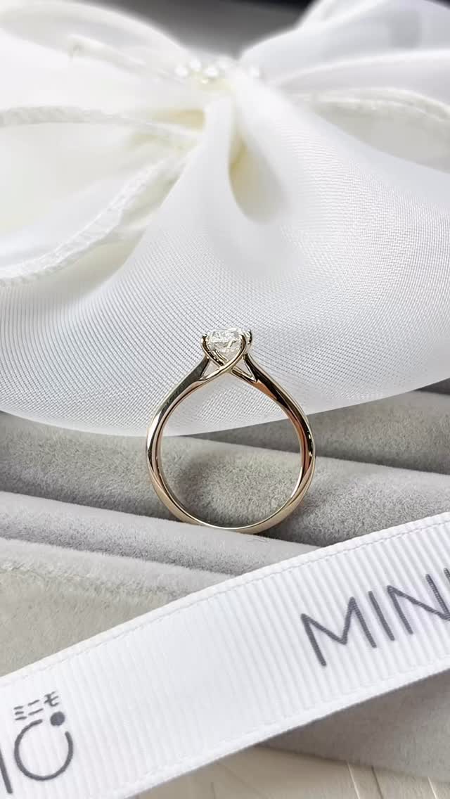 Pimchanok ∞ Taryn • Oval GIA 0.70ct. D color (100) VS2 EX/EX NONE • 18K White Gold Nude✨💍
.
Budget : 6x,xxx THB +/-
.
ลูกค้าที่สนใจแวะมาชมสินค้า รบกวนนัดหมายล่วงหน้าก่อนนิดนึงนะครับ ☺️
.
ตัวเรือนทองแท้ พร้อมเพชรใบเซอร์ GIA สำหรับขนาด 0.18 กะรัตขึ้นไปทุกเม็ด
.
มีหน้าร้าน พร้อมบริการหลังการขายทุกเรื่อง ดูแลลูกค้ามาแล้วกว่าสามพันคู่ ชมรีวิวจากลูกค้าได้ที่ >> https://www.minimojewelry.com/testimonial
.
ดูแบบแหวนทั้งหมดได้ที่ —> https://www.minimojewelry.com/weddingringsdesign
.
** แถมฟรี เลเซอร์สลักชื่อ เลือก Font ที่ชอบได้
** พร้อมกล่องแหวนสวยๆสำหรับเข้าพิธี
.
💎 Inbox: m.me/minimo.jewelry
💎 Line: @minimo.jewelry (มี @)
💎 Web: http://minimojewelry.com
💎 Call: 092-456-9509
.
** เนื่องจากงานของทางร้านเป็นงานสั่งทำตามความต้องการของลูกค้า ราคาจึงอาจมีการปรับเปลี่ยนตามดีไซน์ สเปคเพชร ไซส์แหวน และราคาทอง/เพชร ในแต่ละช่วงเวลาครับ
.
#minimojewelry #แหวนคู่ #แหวนแต่งงาน #แหวนเพชร #แหวนหมั้น diamond diamondring แหวนเพชรแท้ เพชรGIA engagementring ทองแท้ เพชรแท้ weddingring เพชรแท้ราคาโรงงาน แหวนเพชรGIA weddingring แหวนชู แหวนหมั้น ring ใบเซอร์gia เพชรน้ำ100 งานแต่งงาน เซอร์ไพรส์ขอแต่งงาน ขอแต่งงาน ແຫວນແຕ່ງງານ ງານແຕ່ງດອງ ຮ້ານເພັດ ແຫວນແຕ່ງດອງ