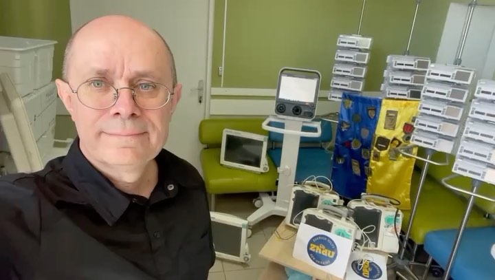 Sound on! A message in Ukrainian (for English see previous post) from Ukraine! We brought Cardiology and Cardiac Intensive Care Equipment to the National Institute of General and Urgent Surgery to the city of #Kharkiv in Nortneastern Ukraine. The facility in Kharkiv is the only one in the region that provides cardiac surgery care.
Dr. Igor Polivenok, Chief of Cardiac Surgery and Emergent Cardiology and leader of the department, thanks the people of Switzerland, #ZhdU and the volunteers. He explains how the humanitarian delivery from #ZhdU will help people with heart diseases, newborns with heart defects, people that had a heart attack and many more.
The generous donation includes among other items monitors and syringe drivers, both key components for treatment in Intensive Care Units and Post-operative Care. The monitors are used for checking the patient’s vital parameters (heart frequency, oxygen saturation, blood pressure etc.). The syringe drivers are used for the administration of medication in unconscious patients. All equipement was tested and refurbished before sending.
Many thanks to the generous donors of this shipment, including the Canton of Graubünden, Impfzentrum Zug, Dr. Risch Laboratory and the Hôpitaux Universitaires de Genève @hug_ge, especially the "Service Pôle Humanitaire" for their trust and the "Service Biomédical et équipement" for checking and testing the medical equipment and devices.