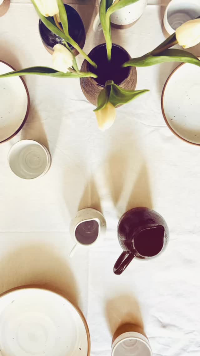 W O R K S H O P
ZEN·trier Dich. MAHL · ZEIT
Zentrieren · Abdrehen · Glasieren
Vier Abende an der Töpferscheibe: Material verstehen, Formen finden, Flow erleben.
Vom ersten Kneten bis zum glasierten Objekt entsteht Schritt für Schritt dein eigenes Table Set – handgemacht, reduziert, einzigartig.
Ablauf:
– Abend 1 & 2: Ton spüren, zentrieren, kennenlernen
– Abend 3: Formen & abdrehen · erster Brand
– Abend 4: Glasieren · finaler Brand
Zwischen den Terminen arbeitet der Ton weiter. Du arbeitest fokussiert, ruhig, präzise. Am Ende hältst du ein Set aus Unikaten in den Händen – als Table Set oder Designobjekt.
Infos & Anmeldung:
ZEN·trier Dich. MAHL · ZEIT – ein Workshop für Achtsamkeit, Flow & zeitloses Design.
cl-ay.de
·
W O R K S H O P
ZEN·trier Yourself. MAHL · ZEIT
Center · Trim · Glaze
Four evenings at the pottery wheel: understand the material, find your forms, and experience flow.
From the first knead to the glazed object, you’ll create your own handmade, reduced, and unique table set – step by step.
Schedule:
– Evenings 1 & 2: Feel the clay, center, get to know it
– Evening 3: Shape & trim · first firing
– Evening 4: Glaze · final firing
Between sessions, the clay keeps working. You’ll work focused, calm, precise. At the end, you’ll have a set of unique pieces – as a table set or design objects.
Info & Registration:
ZEN·trier Yourself. MAHL · ZEIT – a workshop for mindfulness, flow & timeless design.
cl-ay.de
#mentalegesundheit
#Drehscheibe
#design