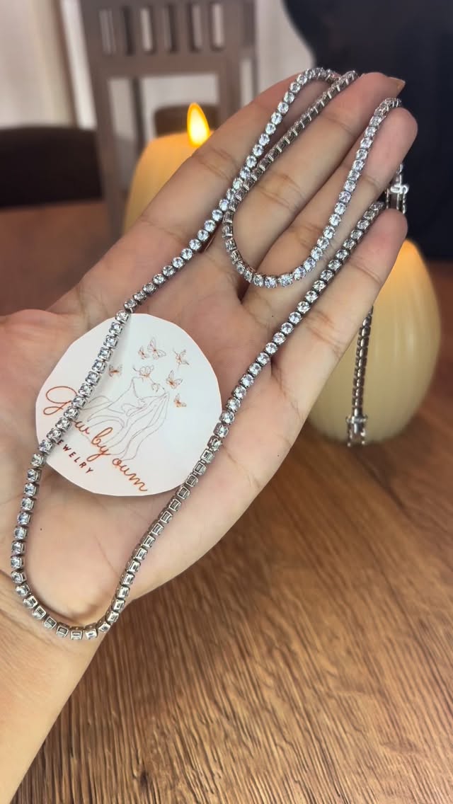 Un ensemble collier gourmette rivière qui allie caractère et éclat. Chic, lumineux et irrésistible, le bijou parfait pour faire battre les cœurs à la Saint-Valentin ✨. #SaintValentin #BijouxFemme #CollierRiviere #Gourmette #IdeeCadeau Amour BijouxChic CadeauSaintValentin LoveStyle GlowByOum 💎💝