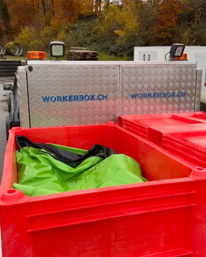 🌊 Floodsnake - Dein mobiler Hochwasserschutz 🌧️
Wir präsentieren die innovative Floodsnake: eine mobile, effiziente Wassersperre, die Hochwasser im Handumdrehen standhält! 🚀 Nur 1 Minute zum Auslegen, und 10 Meter unserer Wassersperre sind einsatzbereit. Ersetze 400 Sandsäcke mit nur einem Floodsnake-Modul!
👌 Keine Pumpen, kein Strom – nur pure Effizienz. Die Wassersperre füllt sich mit ansteigendem Wasser selbst und passt sich jeder Umgebung an, perfekt für Strassenkreuzungen oder Gebäudeecken. Stabile, robuste Fiberglasstäbe und ein flexibles PVC-Material gewährleisten jederzeit höchste Einsatzbereitschaft.
🔗 Flexibel erweiterbar: Kombiniere Module per Reissverschluss und Klett für längeren Schutz.
🔄 Nach Gebrauch einfach entleeren, reinigen, falten und verstauen. Bereit für den nächsten Einsatz!
🌍 Schütze dich effizient und schnell mit Floodsnake – weil wir wissen, dass jedes Hochwasser anders ist.
📸 Swipe nach rechts für mehr Bilder von Floodsnake im Einsatz!
#Floodsnake #Hochwasserschutz #Umweltfreundlich #Nachhaltig #Katastrophenschutz #Innovation #Hochwasser #Überflutung #Klimawandel #Notfallvorsorge #Umweltschutz #Wassermanagement #FloodPrevention #SustainableSolutions #EmergencyPreparedness #FloodControl #WaterBarrier #EcoFriendly #ClimateAction #DisasterPrevention #FloodDefense #CommunitySafety #ReadyForAnything #vogttools