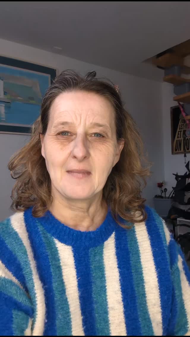 Nouvelle histoire extraordinaire de séance d'hypnose régressive. Cette fois, c'est un homme que j'ai reçu. Il voulait faire la paix avec son passé et apaiser les relations conflictuelles qu'il avait avec son père. Nous sommes tout de suite remontées à une vie antérieure où il était un petit garçon de deux ans, qui vivait dans le sud de la France et qui est mort de maladie. J'étais perplexe car je ne comprenais pas le lien avec son père. J'ai seulement compris le lien avec les médecins. Son père est médecin et les médecins ne l'avaient pas sauvé dans sa vie d'avant. En ressortant de la séance, il me dit que son père a eu un frère qui est mort a deux ans de déshydratation. Ils habitaient dans le sud. Et sa grand-mère a demandé à son père de l'appeler comme son frère mort.
Alors je l'ai fait repartir en hypnose pour vérifier mon intuition. Est ce qu'il a été ce frère ?
La réponse fut oui. Son père a eu trois enfants. Il est le dernier de la fratrie. Quant a sa grand-mère elle a eu aussi trois enfants et c'est le deuxième qu'elle a perdu.
Alors pourquoi avoir demandé à son père que son troisième enfant s'appelle comme ce petit qu'elle a perdu. Et si c'était parce que son inconscient l'avait reconnu ? Et qu'elle voulait dire à son ex fils qu'elle l'avait reconnu.
Pour cet homme tout change. Son identité n'a pas été usurpé. Il a été reconnu.
De plus il comprend pourquoi son père a été dur et qu'il lui a toujours dit qu'il était faible. C'est parce qu'il voulait le rendre plus fort pour ne pas qu'il meure comme la première fois. De plus son père est devenu médecin pour sauver les enfants, ce que les médecins d'avant n'avait pas réussi.
D'ailleurs cet homme me dit qu'il a des relations bizarre avec son père et son oncle, c'est comme si ils étaient des frangins....
C'est incroyable, non ? Qu'en pensez vous ?
#hose #hypnoseregressive #relationconflictuel #famille #inconscient