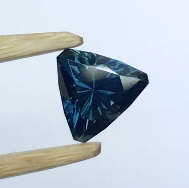 Saphir d’Auvergne (France 🇫🇷). Taille triangle 1,30ct dimensions : 7 x 6,55mm. Taille de précision. Naturel, non chauffé, non traité.
Lien vers la boutique dans la bio ⬆️
French sapphire 🇫🇷 from Auvergne. Triangle 1,30ct . Dimensions : 7 x 6,55mm. Precision cut. Natural, unheated, untreated.
#saphir #saphirdefrance #saphirdauvergne #frenchsapphire #finegems #exceptionalgemstones #teal #tealsapphire #bluesapphire #naturalgemstone #ethicalgemstone #ethicallymined #naturalsapphire #unheatedsapphire #saphirnaturel #pierresethiques #joaillerieethique
#sapphire #gemme #cuttinggemstones #precisioncut #ethicaljewelry #highjewelry #jewelrydesign #statementjewelry #hautejoaillerie #minetomarket #jewelrydesigner #jewelryblogger #gemstonetraceability