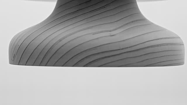 Die kleine Schale aus Zedernholz wirkt weich und zurückhaltend. Der Teller aus Zebrano setzt mit seiner Maserung eine klare Struktur. Zusammen entsteht ein Spiel von Material und Form.
#woodturning #aesthetic #interiordesign