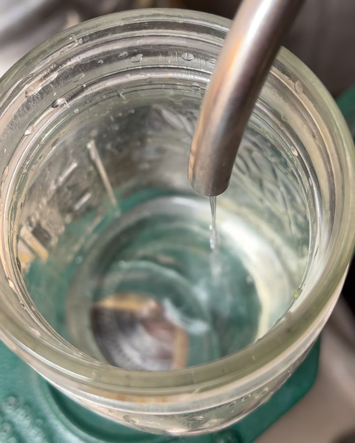 Distilling in the Andes, slow and low, at @apuwinery.
#mosto #fruta #passionfruit #granadilla #distilling #Curahuasi #Apurimac #Peru #slowandlow