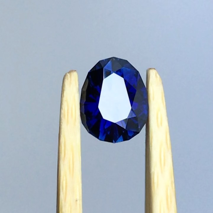 Saphir d’Auvergne (France 🇫🇷). Taille œuf 1,35ct dimensions : 6,92mm x 5,56mm H: 4,41mm . Taille de précision. Naturel, non chauffé, non traité.
French sapphire 🇫🇷 from Auvergne. Egg 1,35ct . Dimensions : 6,92mm x 5,56mm H: 4,41mm. Precision cut. Natural, unheated, untreated.
#saphir #saphirdefrance #saphirdauvergne #frenchsapphire #finegems #exceptionalgemstones #teal #tealsapphire #bluesapphire #naturalgemstone #ethicalgemstone #ethicallymined #naturalsapphire #unheatedsapphire #saphirnaturel #pierresethiques #joaillerieethique
#sapphire #gemme #cuttinggemstones #precisioncut #ethicaljewelry #highjewelry #jewelrydesign #statementjewelry #hautejoaillerie #minetomarket #jewelrydesigner #jewelryblogger #gemstonetraceability