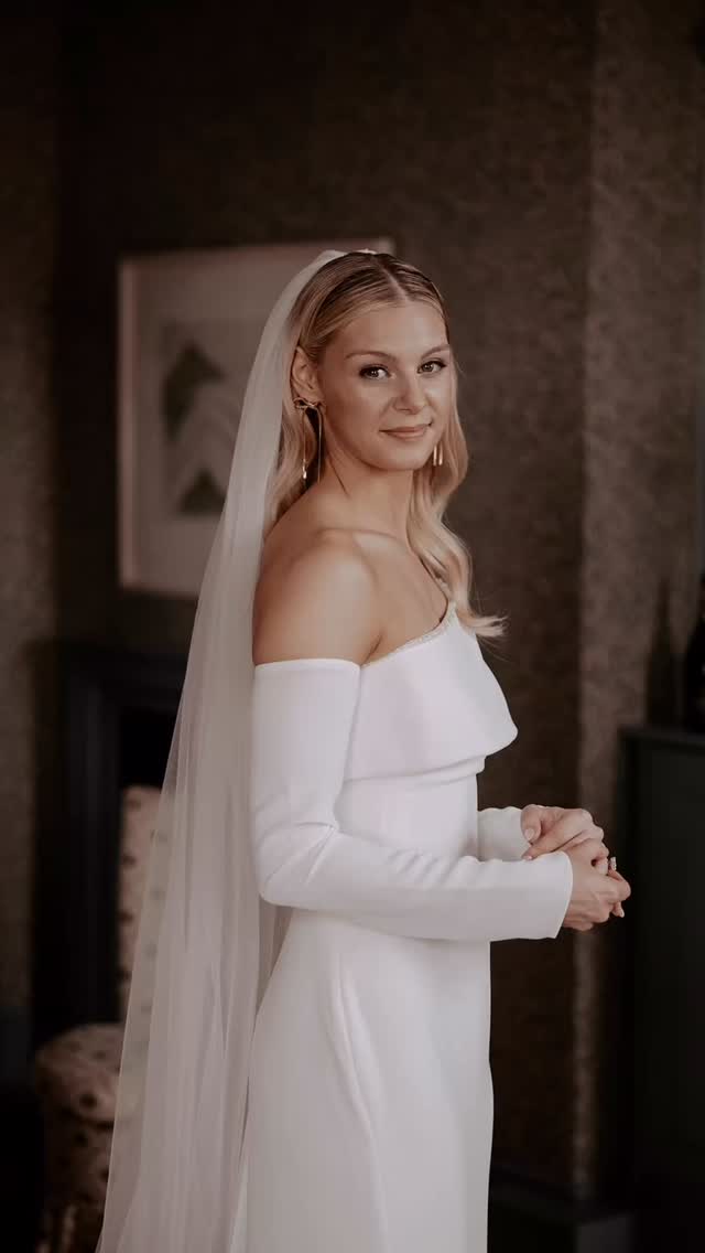 Let’s get ready in reverse with stunning bride 💞LOTTIE 💞
A pleasure to do hair and makeup for from the first trial session to the these final moments @mitrehamptoncourt before walking down the aisle, Lottie looked fab with her natural to soft glam makeup look and soft waves- and her dress, wow 😍
Thank you @lottieharrison and @emily_robinson_photo 📸 for these amazing photos of that special morning in December 2025
#winterwedding #beautifulbride❤️ #weddinghairstylist #weddingmakeupartists #brideinspo