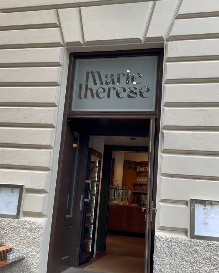 Anzeige | Du träumst nach dem Feierabend von einem frisch gezapftem Bier direkt aus dem Fassl? Das gibt es im modernen Gasthaus Marie-Therese. Hier erwartet dich ein grandioser Mittagstisch, eine vielfältige Wochenkarte und natürlich traditionelle Vorspeisen.
O’zapft wird jeden Donnerstag, Freitag und Samstag.
Was genau es mit dem Stammtisch auf sich hat erfährst du auf unserem Blog
https://www.tastymuc.de/post/gasthaus-marie-therese-bayern-des-samma-mir-geht-auch-saugut-modern
#gasthaus#bayerisch#bayern#food#foodblog#munich#munichfood#wirtshaus#Biergarten#Bier#modern