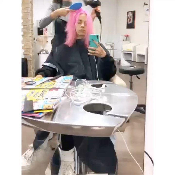 Back again with pink hair😍💞🍭 @alessiaxtesfaye 💘 @perfectstyle.hair
.
.
.
.
#amazinghair #hairartist #besthair #haircut #hairdresser #hairinspiration #hairideas #hairgoals #hairinspo #hairstylist #hairtransformation #hairlove #healthyhair #wellabewegt #hairtrends #perfectstyle #hair #haircolor #beautifulhair #modernsalon #trendyhair #longhair #hairdresserlife #hairmagic #hairobsessed #hairmakeover #beautylovers #pastell #behindthechair #pinkhair
