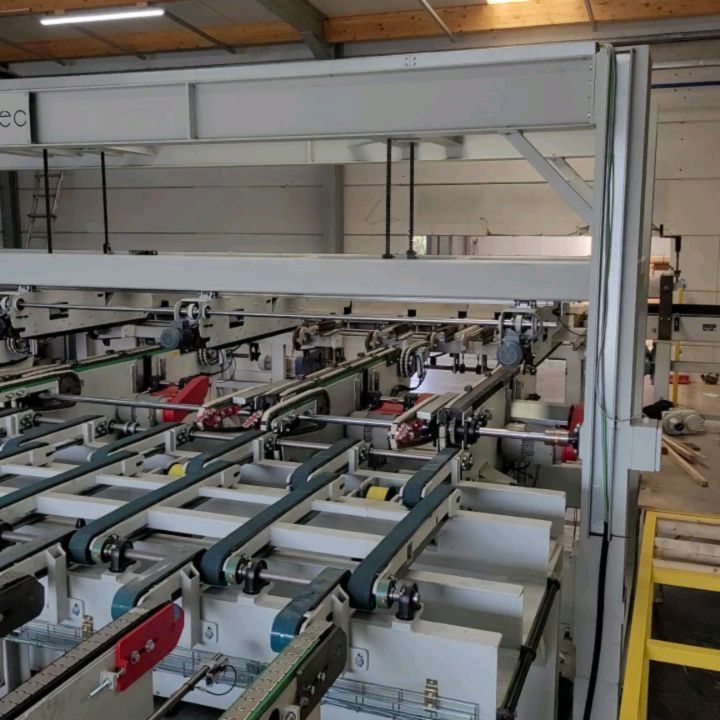 Montage van een nieuwe uitvoerlijn aan een schaafmachine. Inclusief zaagstation en afkeurunit. #teamcordec #machinebouw #madeinbelgium #cordec
