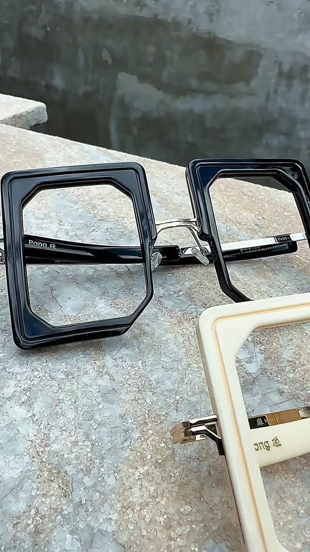 Exclusividade não é seguir tendências.
É escolher aquilo que reflete quem você é.
Óculos exclusivos, selecionados em uma curadoria feita à mão, com atenção a cada detalhe.
Para mulheres que sabem que sofisticação está na essência — e não na quantidade.
Porque seu olhar merece algo tão único quanto você. 💎👓
Hashtags:
#CuradoriaExclusiva
#ExclusividadeFeminina
#ÓculosDeLuxo
#EstiloComIdentidade
#ElegânciaNatural
AltoPadrão
ModaSofisticada
MulheresQueInspiram
LuxuryEyewear