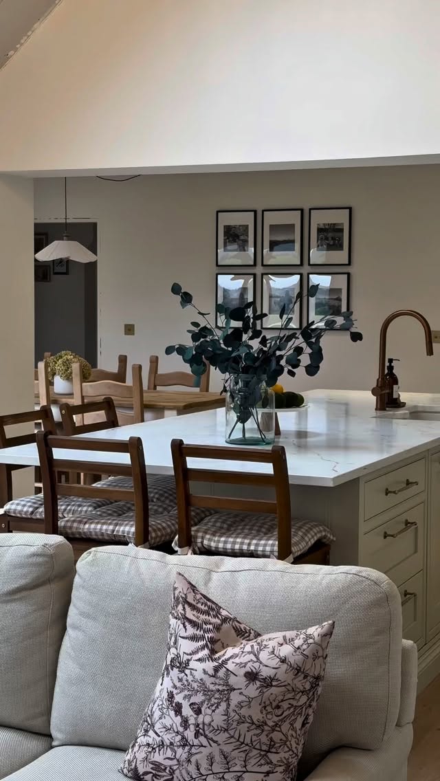 Project reveal 😍 The Willow Project.
Our client @living_with_leanne opted for our stunning Arabescato Gold quartz for her beautiful open-plan kitchen in the countryside 🪴
A durable yet highly striking choice - we are so pleased with how this one turned out.
#thestonecompany #bishopsstortford