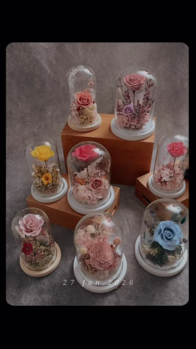 🌹𝐏𝐫𝐞𝐬𝐞𝐫𝐯𝐞𝐝 𝐑𝐨𝐬𝐞 𝐆𝐥𝐚𝐬𝐬 𝐃𝐨𝐦𝐞
If you are looking for a meaningful and unique gift for your loved one, our preserved rose and dried flower glass dome could be a lovely choice.
The preserved roses are sourced from Japan, and each floral arrangement is 100% handcrafted in the UK. This modern and clean design, filled with real colourful flowers, is perfect for both home and office decoration.
It comes in two sizes, and custom colour options are available. Please feel free to DM us for more details.
#oneministore #preservedrose #glassdome #flowerart #UK
