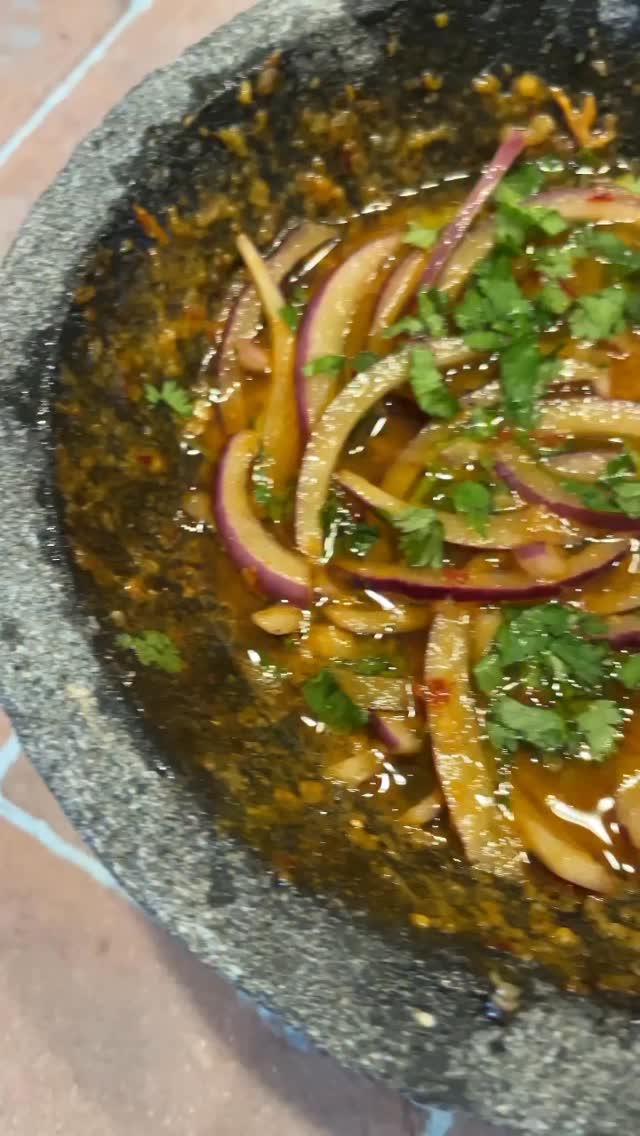 Receta de Salsa Fácil
🔥🤤 Increíble para cortes, taquitos, tacos de barbacoa o tacos dorados
✨ Solo necesitas:
🌶️ Chile de árbol
🧄 Dientes de ajo
🧂 Sal y pimienta
🍋 1/3 de jugo de limón
🫒 Aceite de oliva
🧅 Cebolla morada
🌿 Cilantro
🤤 Y un poco de Maggi
Esta salsa está inspirada en una de @elmas.salsa
👉 Pero con unos cuantos grados menos de picor 😂🔥
Prepárala en molcajete y enamórate del sabor 🤩
#molcajete #molcajetes #salsa #salsas #salsasmexicanas @tajinmexico