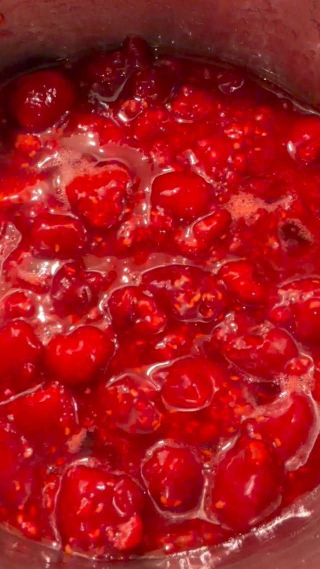 From fresh berries to house-made compote ๐
Just one of our many cake filling options.
#amberblossomcakes #cake #cakedecorating #supportlocal #southcoastweddings