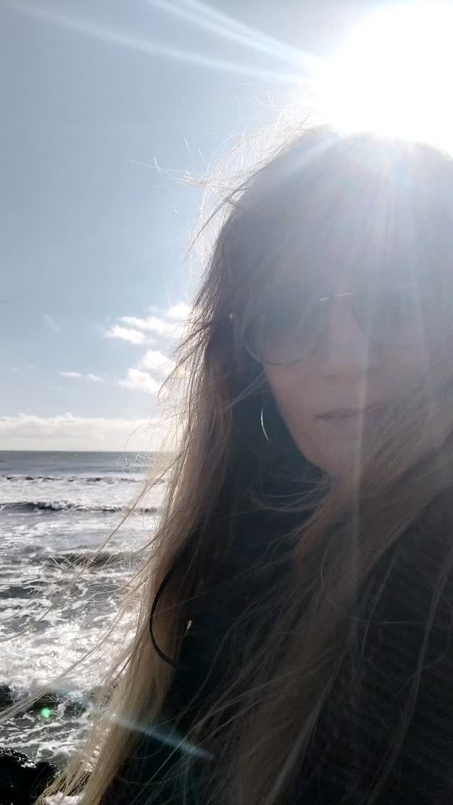 Ce qui m'apaise, me ressource, me régénère, apaise mes peines, me met en joie, me rend heureuse c’est ELLE cette belle Méditerranée
Et vous, avez-vous un lieu qui vous provoque tout ça ?
#mediterranee #ressources #sete #sud #joie
@sete.vibes @merci.sete @ville_de_sete